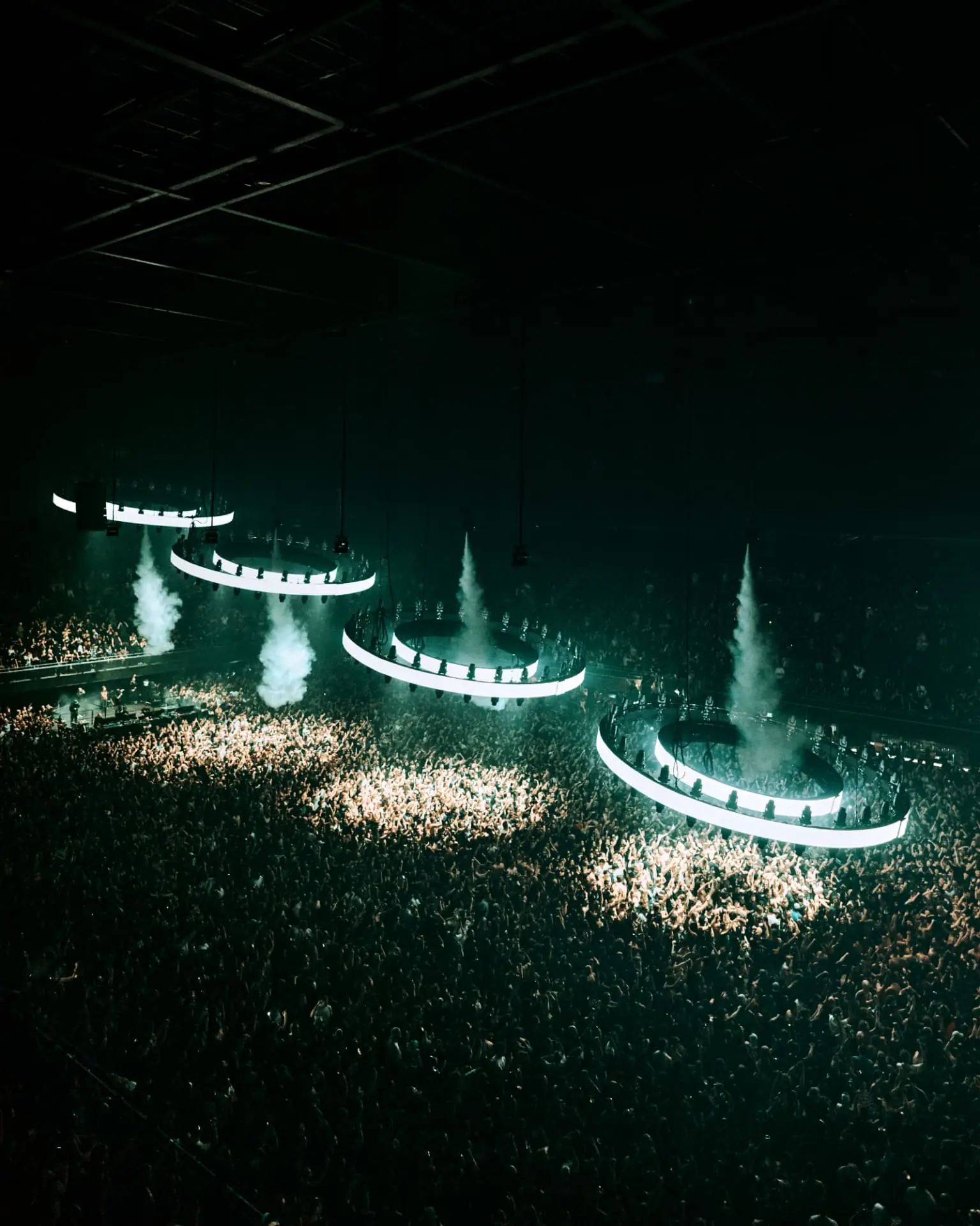 OUTWORLD Arena mit ringförmigen Lichttraversen über der Menge